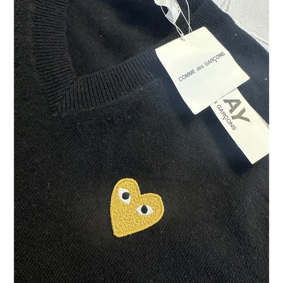 Comme des Garçons Play Heart V-neck Sweater with small gold heart - Picture 2 of 6